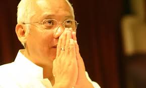 Ritratto Master Choa Kok Sui che prega